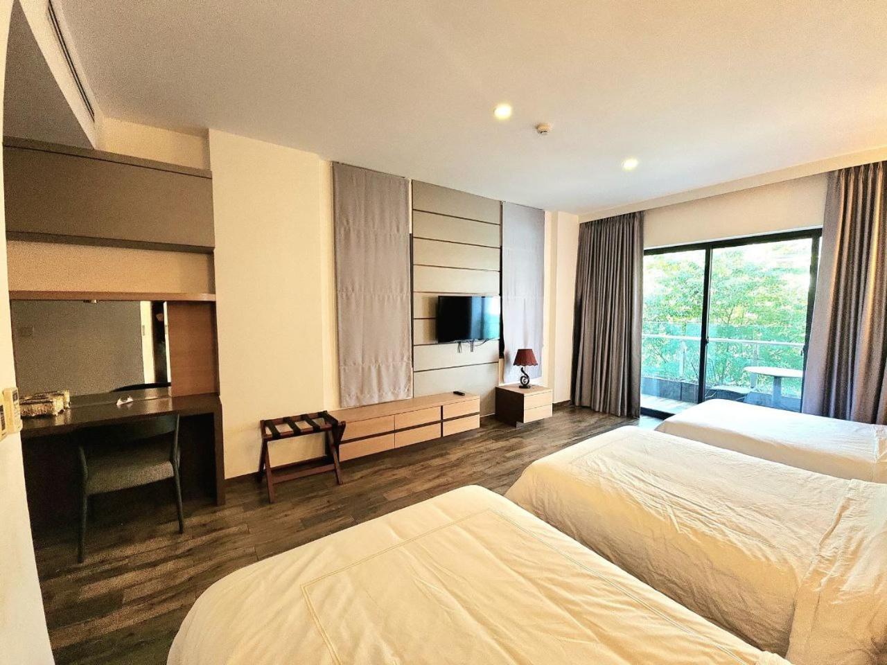 Chilchill Hotel Riverside Phnom Penh Exteriör bild