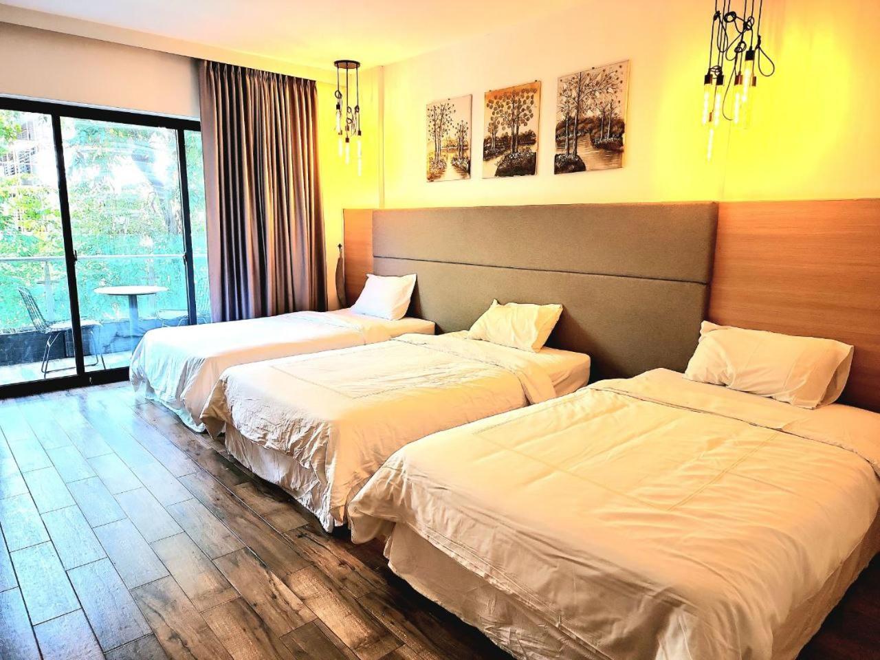 Chilchill Hotel Riverside Phnom Penh Exteriör bild