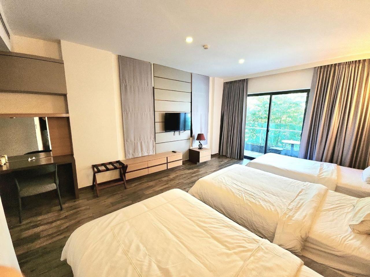 Chilchill Hotel Riverside Phnom Penh Exteriör bild