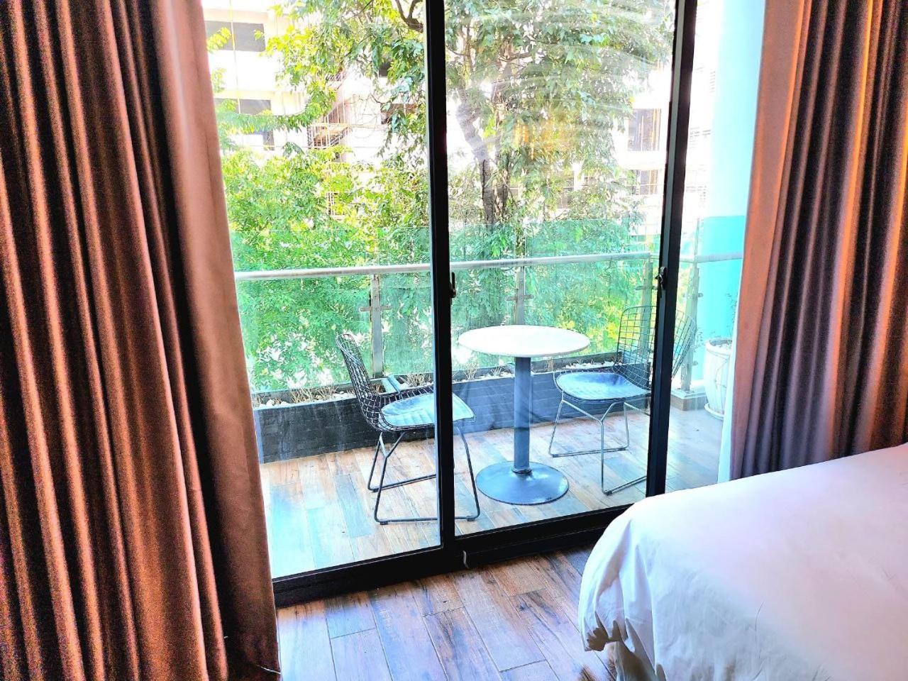 Chilchill Hotel Riverside Phnom Penh Exteriör bild