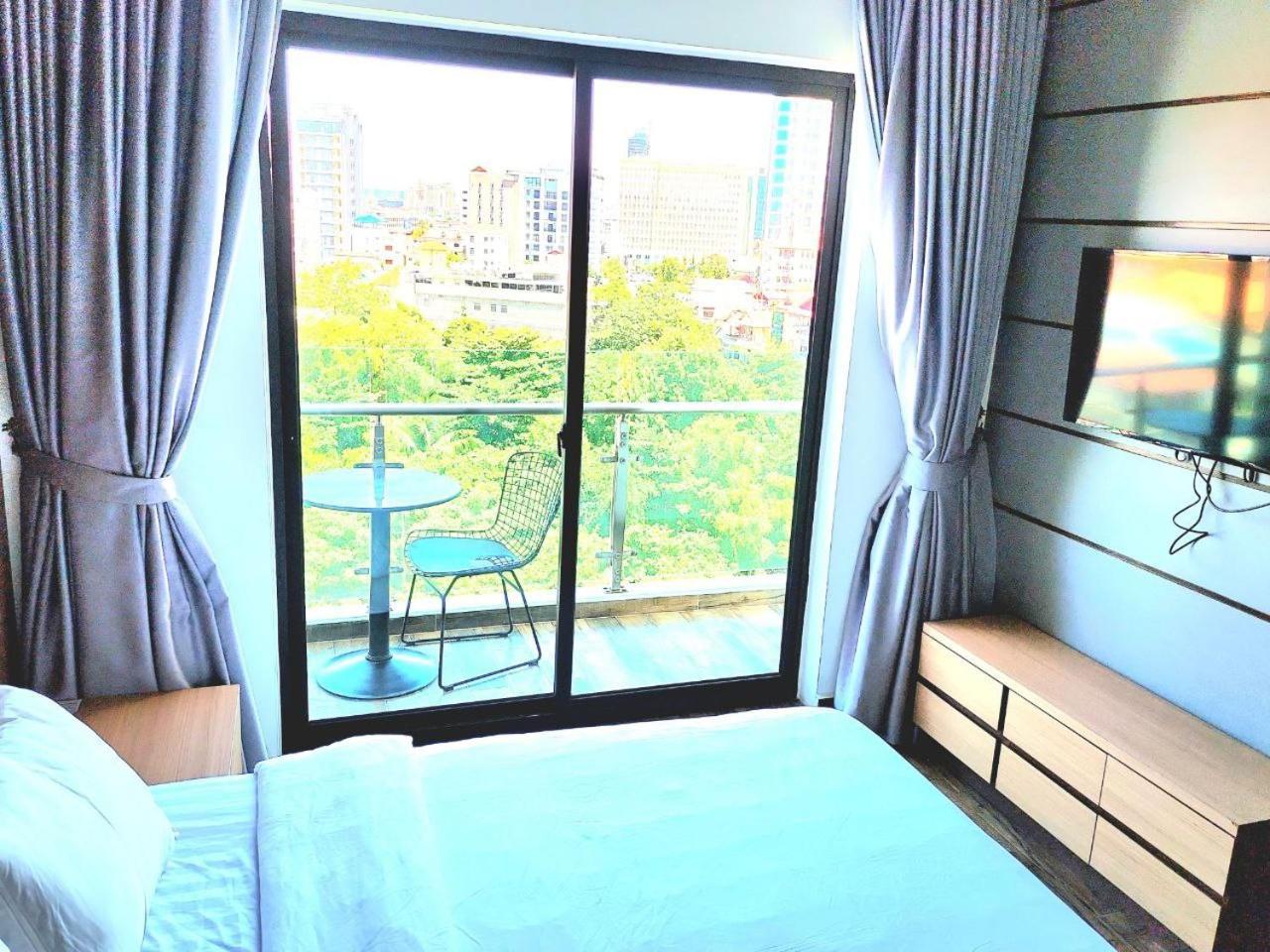 Chilchill Hotel Riverside Phnom Penh Exteriör bild