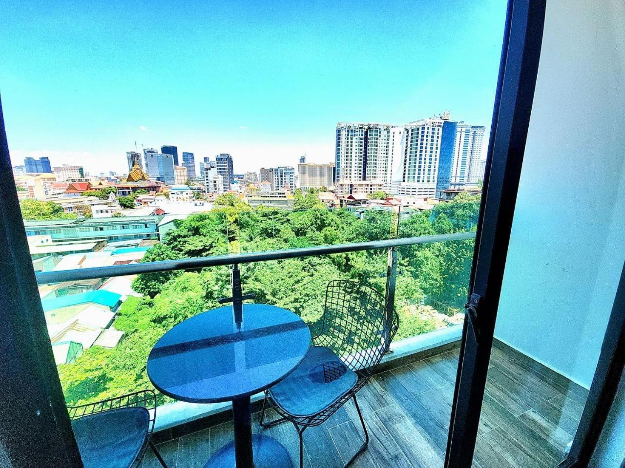 Chilchill Hotel Riverside Phnom Penh Exteriör bild