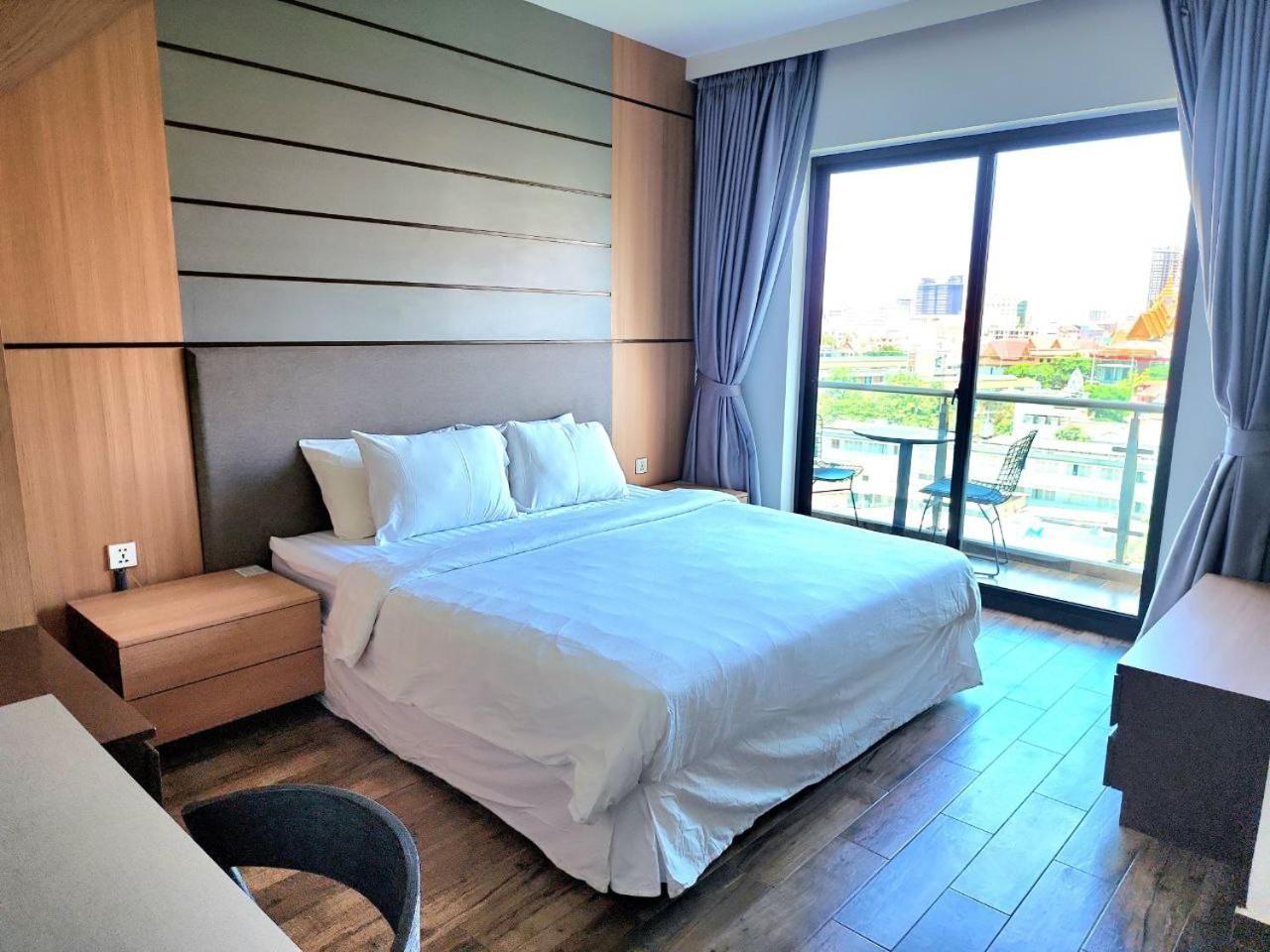 Chilchill Hotel Riverside Phnom Penh Exteriör bild