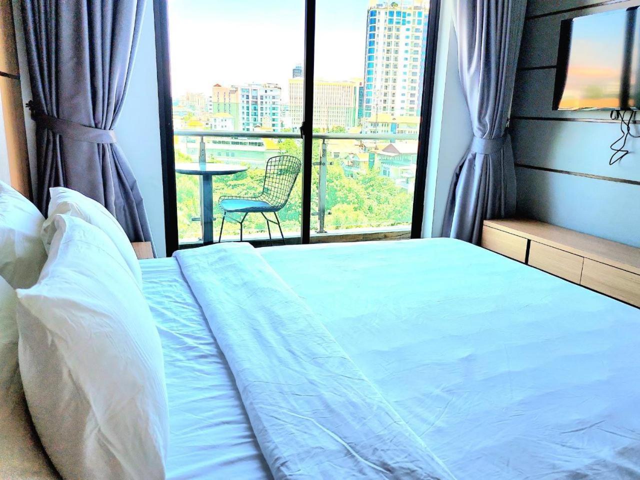 Chilchill Hotel Riverside Phnom Penh Exteriör bild