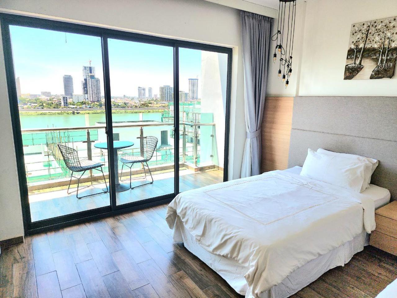 Chilchill Hotel Riverside Phnom Penh Exteriör bild