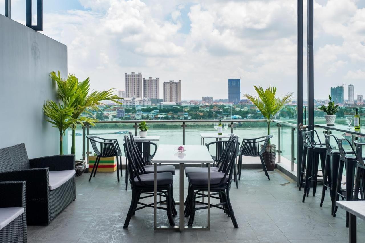 Chilchill Hotel Riverside Phnom Penh Exteriör bild