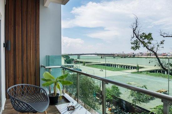 Chilchill Hotel Riverside Phnom Penh Exteriör bild